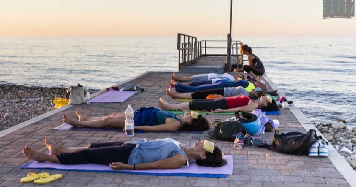 Bari, spopola lo yoga all'aperto: �Ma attenti a teppistelli e guardoni�